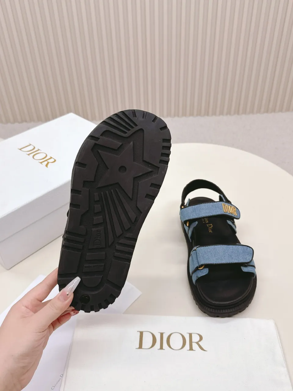 👟👟Ex-factory price 480👟👟 DIOR classic sandals mixed sheepskin DiorAct sandals are fashionable. Paired with an insole that fits the shape of your foot, it's made of exceptionally lightweight and comfortable leather. The upper straps are fastened with Velcro and are decorated with a gold-finish metal "Dior" logo, which complements the style design. These sandals add a modern edge to any look. Fabric: Imported mixed sheepskin Lining: Imported sheepskin Outsole: Original TPU outsole Code number: 35-42 (41 42 customized, non-refundable)